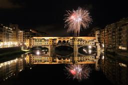 Feu d'artifice au-dessus du Ponte Vecchio. Source : http://data.abuledu.org/URI/565cf6c2-feu-d-artifice-au-dessus-du-ponte-vecchio