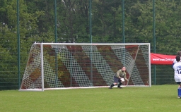 Filet de cage de football. Source : http://data.abuledu.org/URI/502b6909-filet-de-cage-de-football