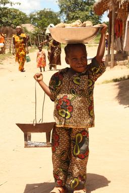 Fillette transportant du matériel au Congo. Source : http://data.abuledu.org/URI/58c83fa2-fillette-transportant-du-materiel-au-congo