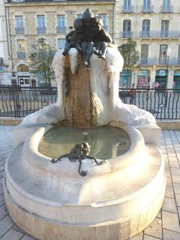 Fontaine Jeunesse place Darcy de Dijon. Source : http://data.abuledu.org/URI/58204c28-fontaine-jeunesse-place-darcy-de-dijon-