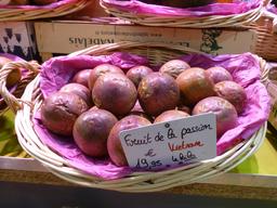 Fruits de la passion au marché couvert de Nancy. Source : http://data.abuledu.org/URI/581a3efd-fruits-de-la-passion-au-marche-couvert-de-nancy