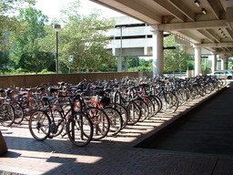 Garage à vélos. Source : http://data.abuledu.org/URI/5425c1a0-garage-a-velos
