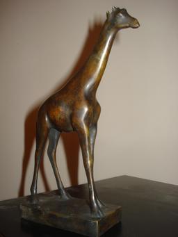 Girafe en bronze. Source : http://data.abuledu.org/URI/52b2068d-girafe-en-bronze