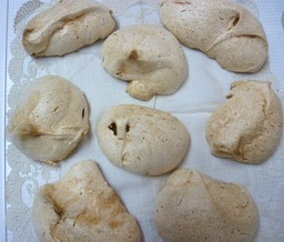 Huit meringues sorties du four. Source : http://data.abuledu.org/URI/56675575-huit-meringues-sorties-du-four