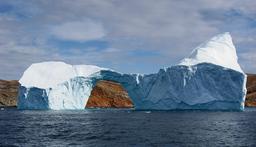 Iceberg percé d'un trou. Source : http://data.abuledu.org/URI/5099bd6c-iceberg-perce-d-un-trou