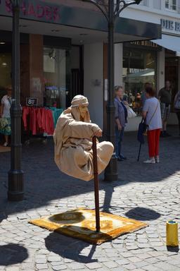 Illusionniste de rue en lévitation. Source : http://data.abuledu.org/URI/54c1628b-illusioniste-de-rue-en-levitation