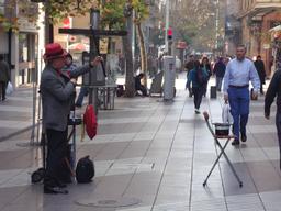 Illusionniste de rue au Chili. Source : http://data.abuledu.org/URI/54c16306-illusionniste-de-rue-au-chili