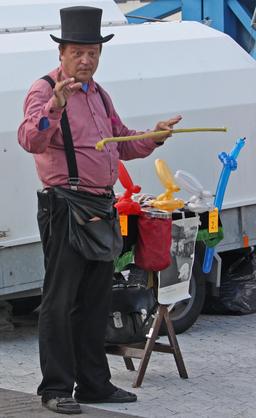 Illusionniste de rue finlandais. Source : http://data.abuledu.org/URI/54c160a3-illusionniste-de-rue-finlandais