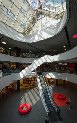Intérieur d'un centre commercial à Anvers. Source : http://data.abuledu.org/URI/54d00888-interieur-d-un-centre-commercial-a-anvers