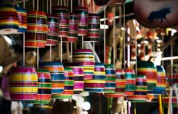 Jouets traditionnels mexicains suspendus. Source : http://data.abuledu.org/URI/52c9e16d-jouets-traditionnels-mexicains-suspendus