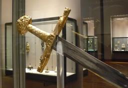 L'épée dite de Charlemagne. Source : http://data.abuledu.org/URI/5341b75a-l-epee-dite-de-charlemagne