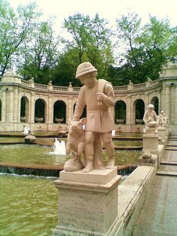 La fontaine des contes de fées à Berlin. Source : http://data.abuledu.org/URI/5346fee7-la-fontaine-des-contes-de-fees-a-berlin