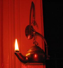 Lampe à huile en cuivre. Source : http://data.abuledu.org/URI/53595711-lampe-a-huile-en-cuivre