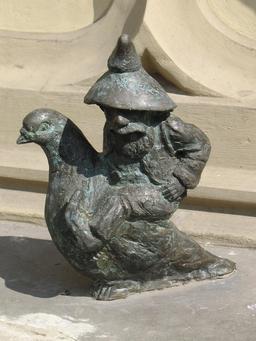 Le nain de Wraclaw sur un pigeon. Source : http://data.abuledu.org/URI/51974272-le-nain-de-wraclaw-sur-un-pigeon