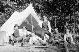 Les débuts du camping. Source : http://data.abuledu.org/URI/51f1b79b-les-debuts-du-camping