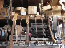 Magasin de luthier. Source : http://data.abuledu.org/URI/5302421a-magasin-de-luthier