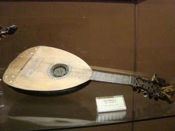 Mandoline du XVIème siècle. Source : http://data.abuledu.org/URI/5395c46a-mandoline-du-xvieme-siecle