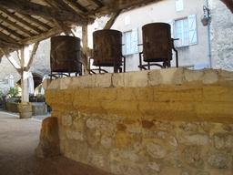 Mesures à grains en Dordogne. Source : http://data.abuledu.org/URI/5573f8d5--mesures-a-grains-sous-les-halles-