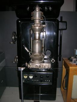 Microscope électronique d'Ernst Ruska. Source : http://data.abuledu.org/URI/50a8df67-microscope-electronique-d-ernst-ruska