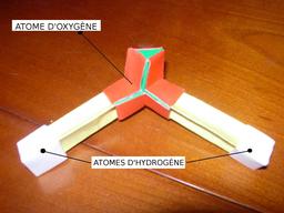 Molécule de l'eau en origami. Source : http://data.abuledu.org/URI/52f25e52-molecule-de-l-eau-en-origami