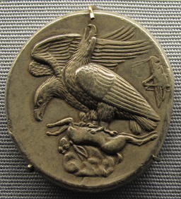 Monnaie grecque aux aigles. Source : http://data.abuledu.org/URI/53f07885-monnaie-grecque-aux-aigles