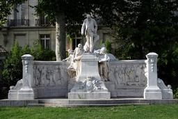 Monument Alphand à Paris. Source : http://data.abuledu.org/URI/5103baf0-monument-alphand-a-paris