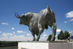 Monument au taureau de combat. Source : http://data.abuledu.org/URI/53ae9558-monument-au-taureau-de-combat