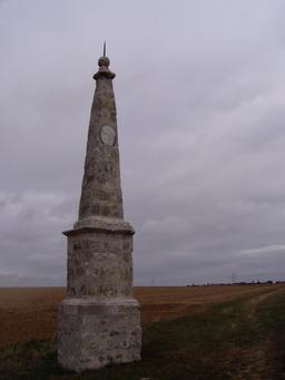 Monument méridien de Manchecourt. Source : http://data.abuledu.org/URI/50885e20-monument-meridien-de-manchecourt