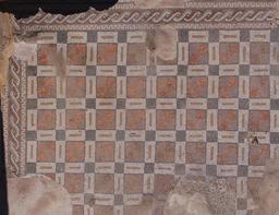 Mosaïque géométrique de l'église de l'Évêque Isaïe à Jerash. Source : http://data.abuledu.org/URI/54b30762-mosaique-geometrique-de-l-eglise-de-l-eveque-isaie-a-jerash