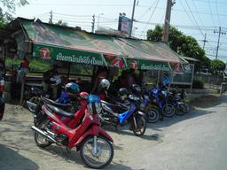 Motos-taxis en Thaïlande. Source : http://data.abuledu.org/URI/5339bfba-motos-taxis-en-thailande