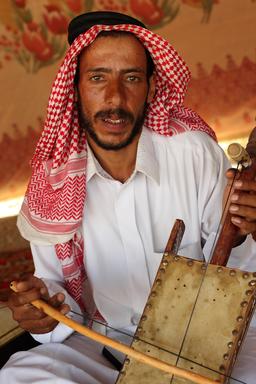 Musicien traditionnel à Palmyre. Source : http://data.abuledu.org/URI/59dd5f8c-musicien-traditionnel-a-palmyre