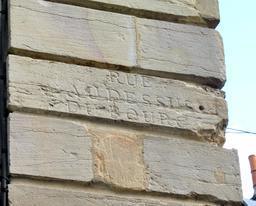 Nom de rue gravé dans la pierre à Dijon. Source : http://data.abuledu.org/URI/59d469a0-nom-de-rue-grave-dans-la-pierre-a-dijon