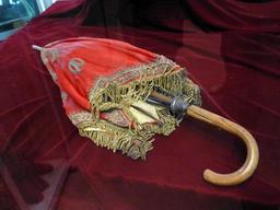 Ombrelle en velours de Ménélik II. Source : http://data.abuledu.org/URI/539a27f2-ombrelle-en-velours-de-menelik-ii
