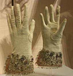 Paire de gants de cuir brodés anglais du dix-septième siècle. Source : http://data.abuledu.org/URI/534c208d-paire-de-gants-de-cuir-brodes-anglais-du-dix-septieme-siecle