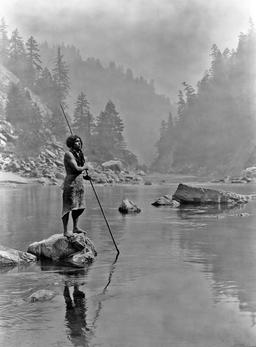 Pêcheur indien Hupa en Californie en 1923. Source : http://data.abuledu.org/URI/52b0b1a5-pecheur-indien-hupa-en-californie-en-1923