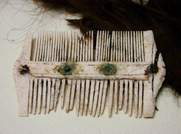 Peigne gallo-romain en os. Source : http://data.abuledu.org/URI/47f55b44-peigne-gallo-romain-en-os