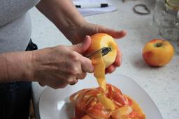 Peler des pommes avec un économe. Source : http://data.abuledu.org/URI/54cd1076-peler-des-pommes-avec-un-econome