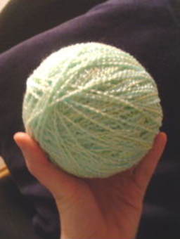 Pelote de laine. Source : http://data.abuledu.org/URI/5017b89d-pelotte-de-aline