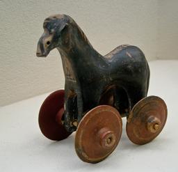 Petit cheval à roulettes. Source : http://data.abuledu.org/URI/50e95561-petit-cheval-a-roulettes