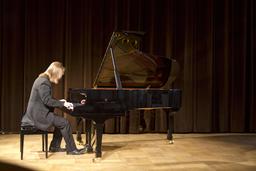 Pianiste en concert. Source : http://data.abuledu.org/URI/58822147-pianiste-en-concert