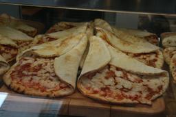 Pizzas repliées à Madrid. Source : http://data.abuledu.org/URI/52e542cb-pizzas-repliees-a-madrid