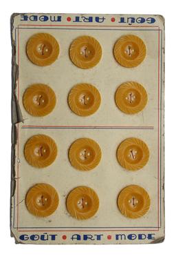 Planche de douze boutons jaunes anciens. Source : http://data.abuledu.org/URI/522ee4d8-planche-de-douze-boutons-jaunes-anciens