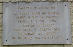 Plaque commémorative de l'édit de Nantes. Source : http://data.abuledu.org/URI/56c44c10-plaque-commemorative-de-l-edit-de-nantes