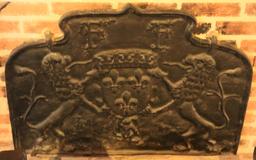 Plaque de cheminée au blason royal. Source : http://data.abuledu.org/URI/55cccd40-plaque-de-cheminee-au-blason-royal