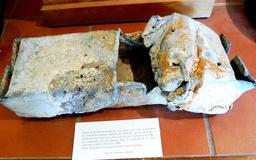 Plaque de plomb en provenance des recherches archéologiques à Vanikoro. Source : http://data.abuledu.org/URI/596e3fa7-plaque-de-plomb-en-provenance-des-recherches-archeologiques-a-vanikoro