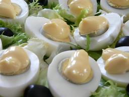 Plat d'oeufs mayonnaise. Source : http://data.abuledu.org/URI/533bf5ac-plat-d-oeufs-mayonnaise