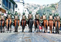 Policiers à cheval au Chili. Source : http://data.abuledu.org/URI/53aa6fb3-policiers-a-cheval-au-chili