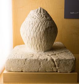 Pomme de pin gallo-romaine votive. Source : http://data.abuledu.org/URI/5274090b-pomme-de-pin-gallo-romaine-votive