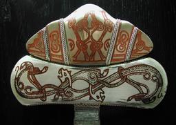 Pommeau d'épée viking avec entrelacs. Source : http://data.abuledu.org/URI/53578149-pommeau-d-epee-viking-avec-entrelacs