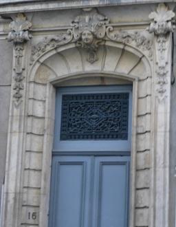 Porte d'entrée art nouveau à Nancy. Source : http://data.abuledu.org/URI/5819de86-porte-d-entree-art-nouveau-a-nancy